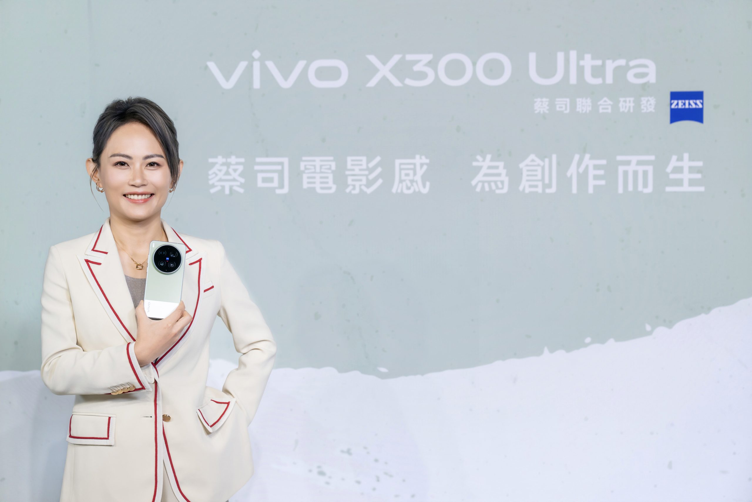 vivo X300 Ultra 震撼登台　專業級「影像 V 單」全面解鎖創作自由&nbsp; 雙兩億畫素蔡司鏡頭＋8100mm 超長焦段　打造口袋級全能攝影機 @3C 達人廖阿輝