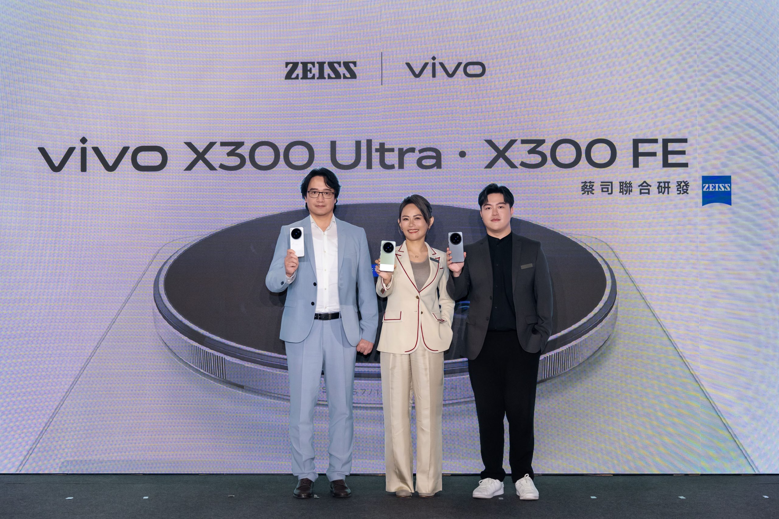 vivo X300 Ultra 震撼登台　專業級「影像 V 單」全面解鎖創作自由&nbsp; 雙兩億畫素蔡司鏡頭＋8100mm 超長焦段　打造口袋級全能攝影機 @3C 達人廖阿輝