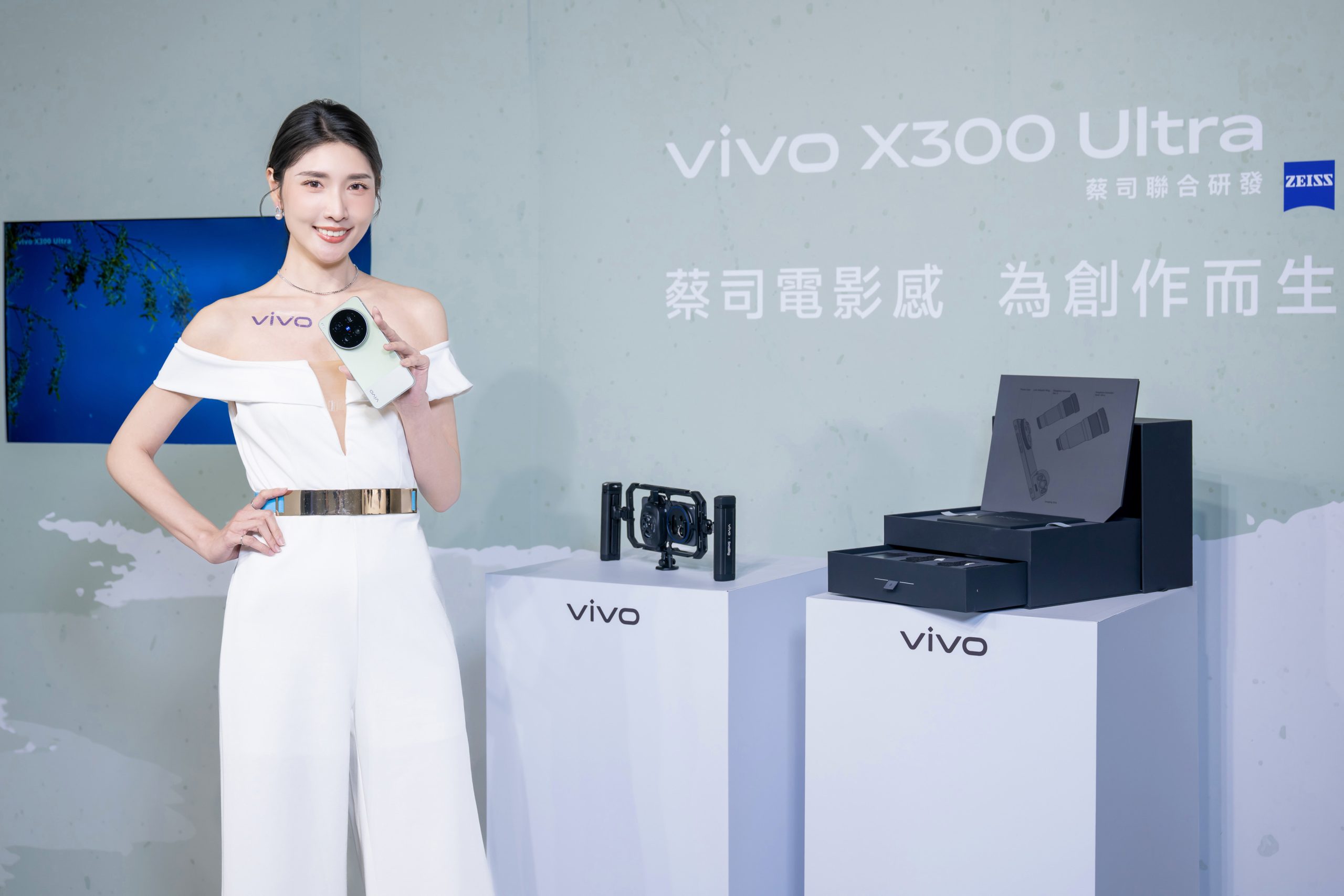 vivo X300 Ultra 震撼登台　專業級「影像 V 單」全面解鎖創作自由&nbsp; 雙兩億畫素蔡司鏡頭＋8100mm 超長焦段　打造口袋級全能攝影機 @3C 達人廖阿輝