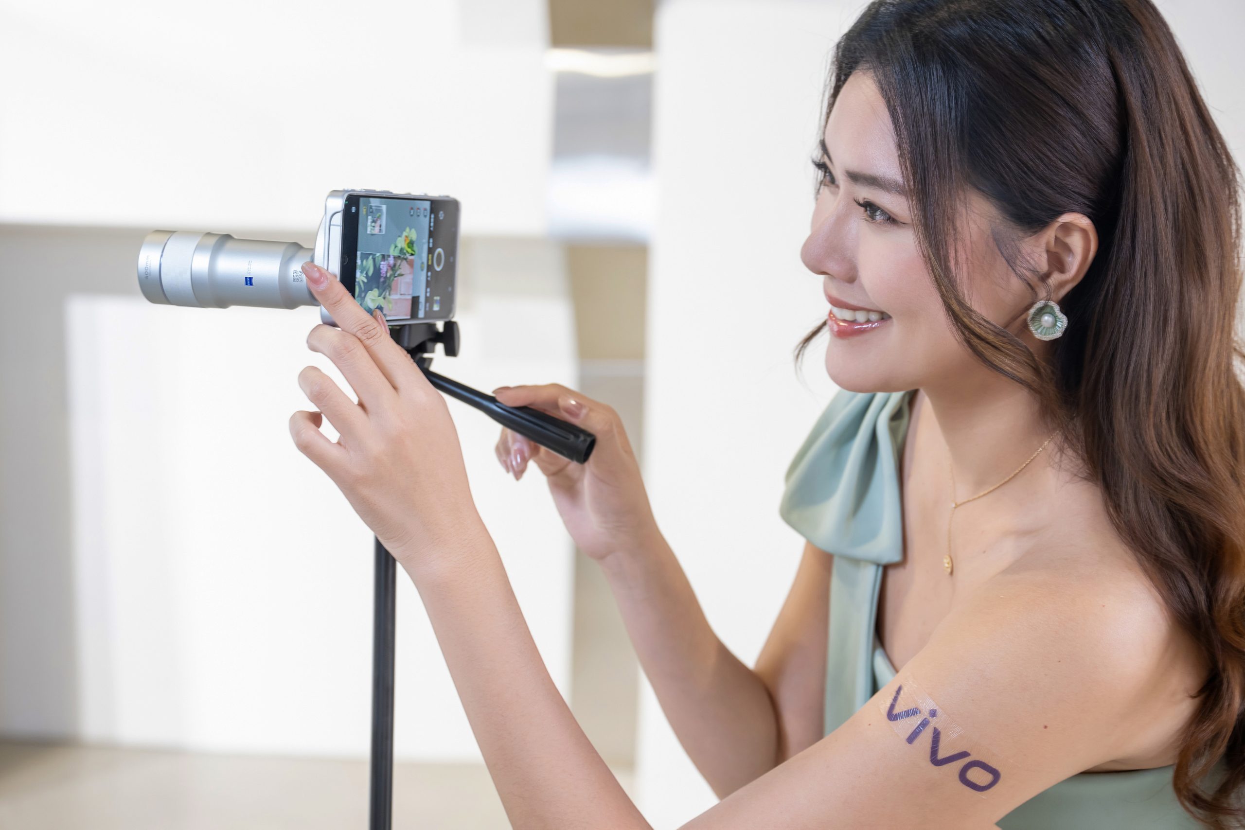 vivo X300 Ultra 震撼登台　專業級「影像 V 單」全面解鎖創作自由&nbsp; 雙兩億畫素蔡司鏡頭＋8100mm 超長焦段　打造口袋級全能攝影機 @3C 達人廖阿輝