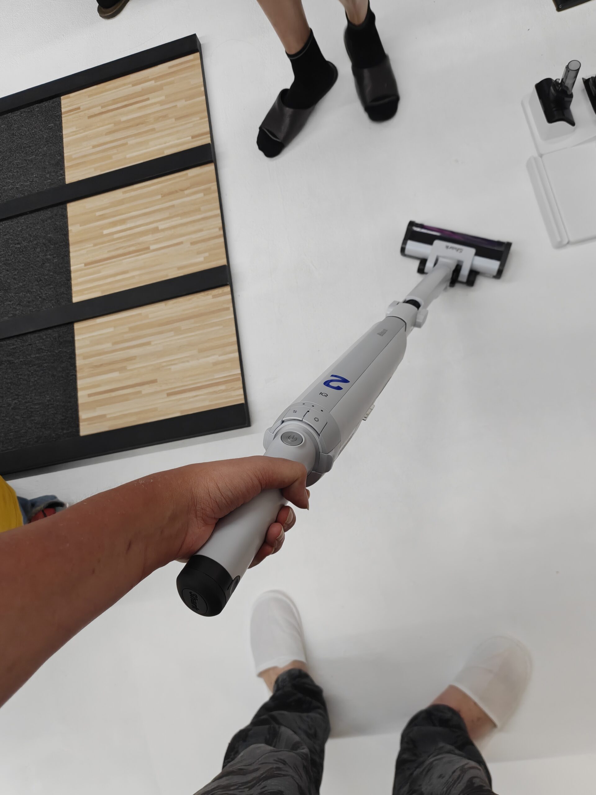 日系典雅、輕量好上手：Shark EVOPOWER SYSTEM NEO+ 自動集塵無線吸塵器登台體驗 @3C 達人廖阿輝