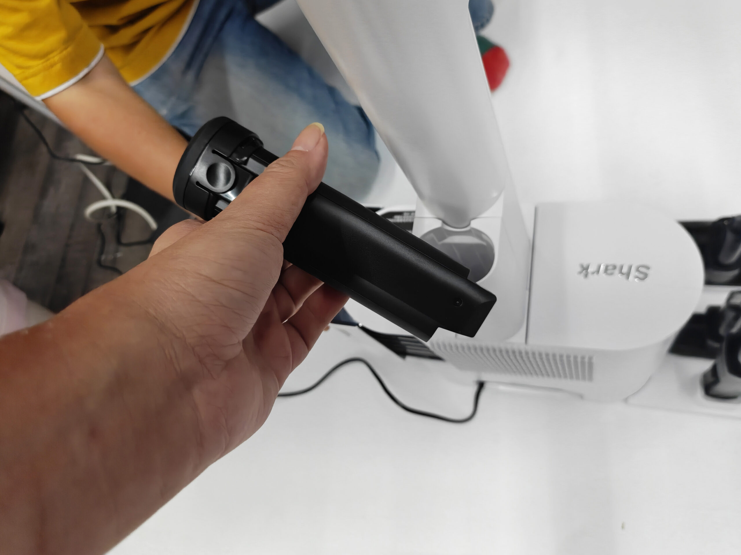 日系典雅、輕量好上手：Shark EVOPOWER SYSTEM NEO+ 自動集塵無線吸塵器登台體驗 @3C 達人廖阿輝
