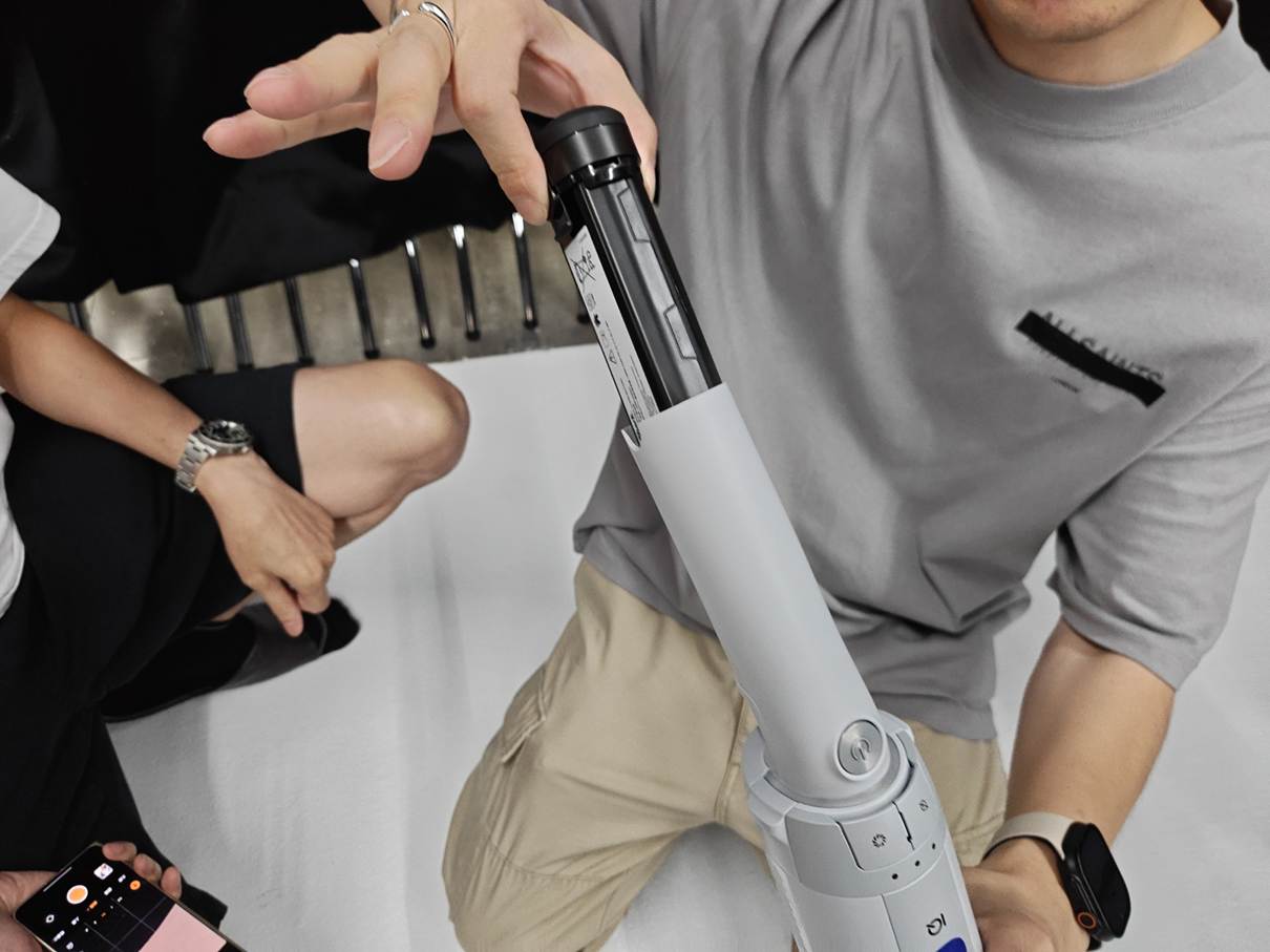 日系典雅、輕量好上手：Shark EVOPOWER SYSTEM NEO+ 自動集塵無線吸塵器登台體驗 @3C 達人廖阿輝