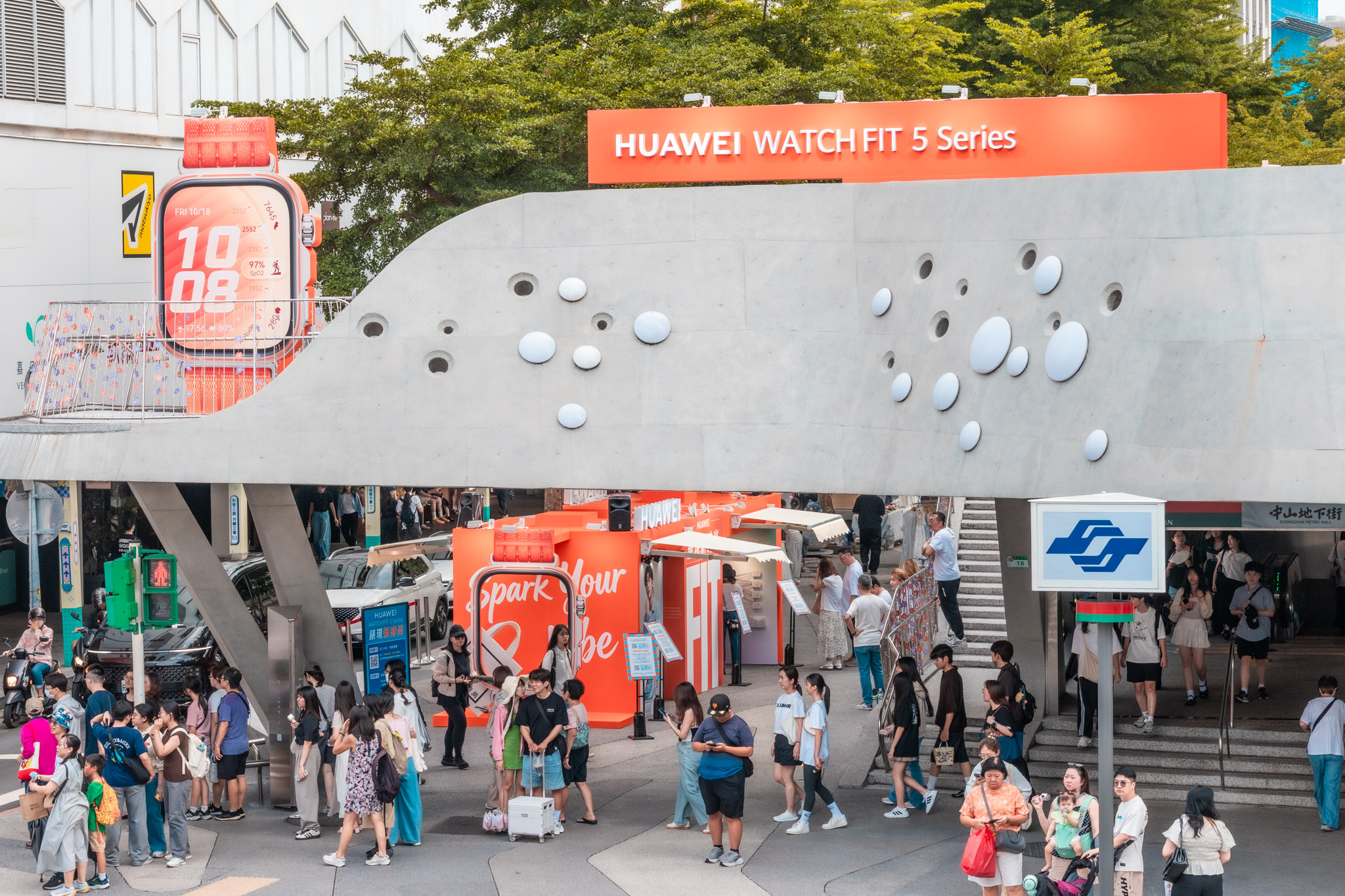 HUAWEI「錶現新時尚體驗展」登陸台北捷運中山站　六大互動展區結合光影裝置與智慧穿戴 打造今夏最吸睛時尚打卡熱點　HUAWEI FreeClip 2 S 耳夾式耳機搶先現身 8 月正式上市 @3C 達人廖阿輝