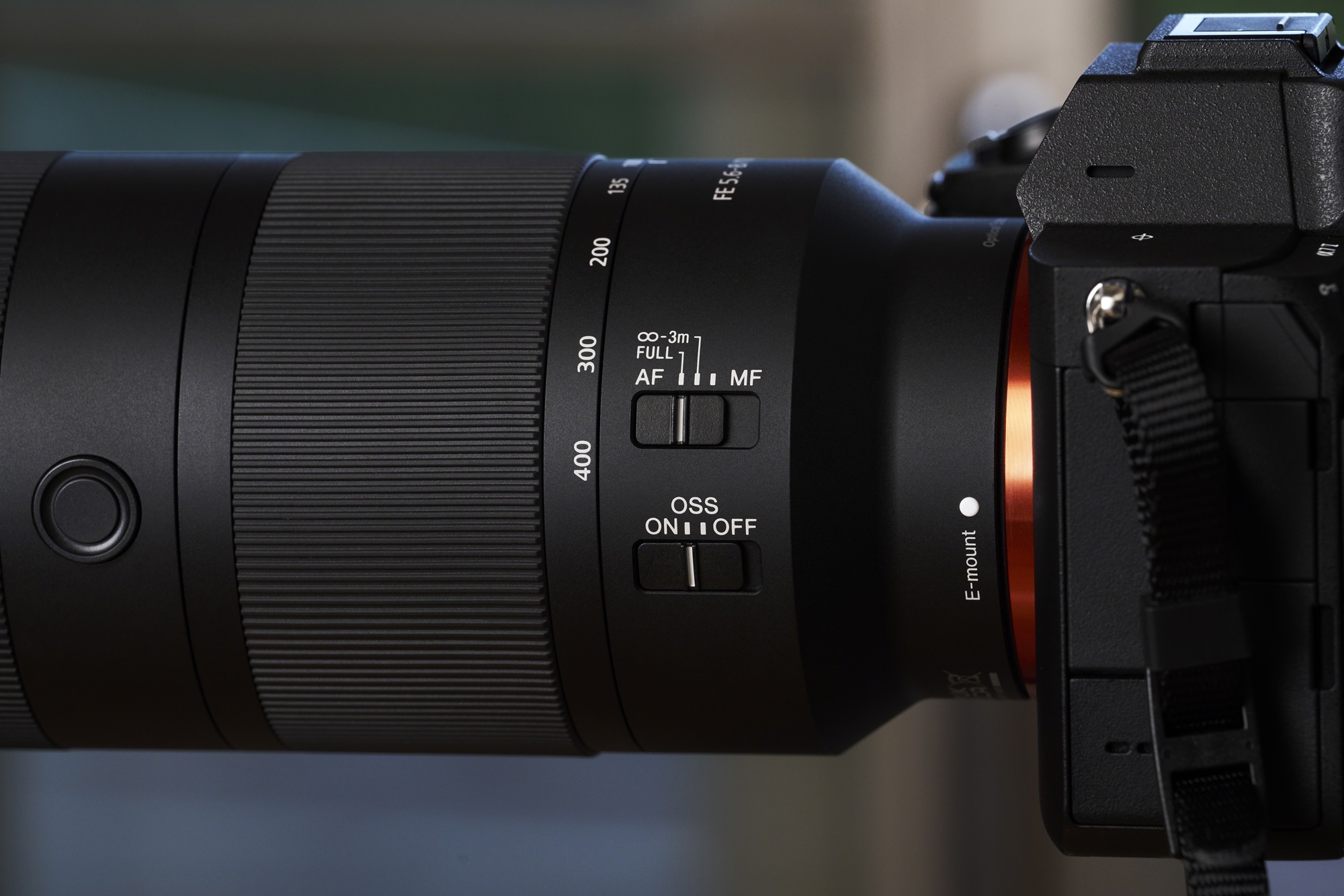 Sony 推出 FE 100-400mm F5.6-8 OSS 超望遠變焦鏡頭　654 克輕量設計兼顧 400mm 望遠與高機動性　全焦段高畫質、快速自動對焦與光學防手震一次到位　支援最高 800mm 焦距，APS-C 模式更可延伸至 1,200mm @3C 達人廖阿輝