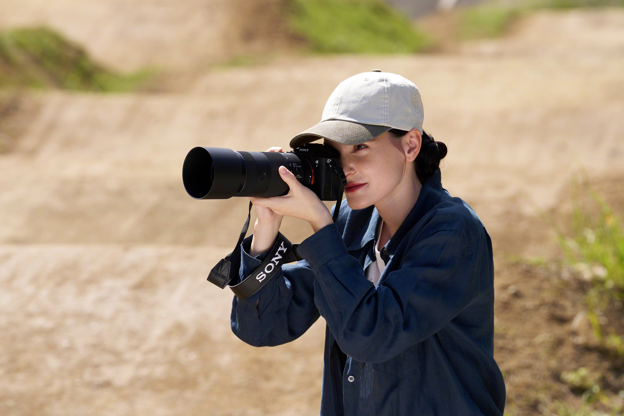 Sony 推出 FE 100-400mm F5.6-8 OSS 超望遠變焦鏡頭　654 克輕量設計兼顧 400mm 望遠與高機動性　全焦段高畫質、快速自動對焦與光學防手震一次到位　支援最高 800mm 焦距，APS-C 模式更可延伸至 1,200mm @3C 達人廖阿輝