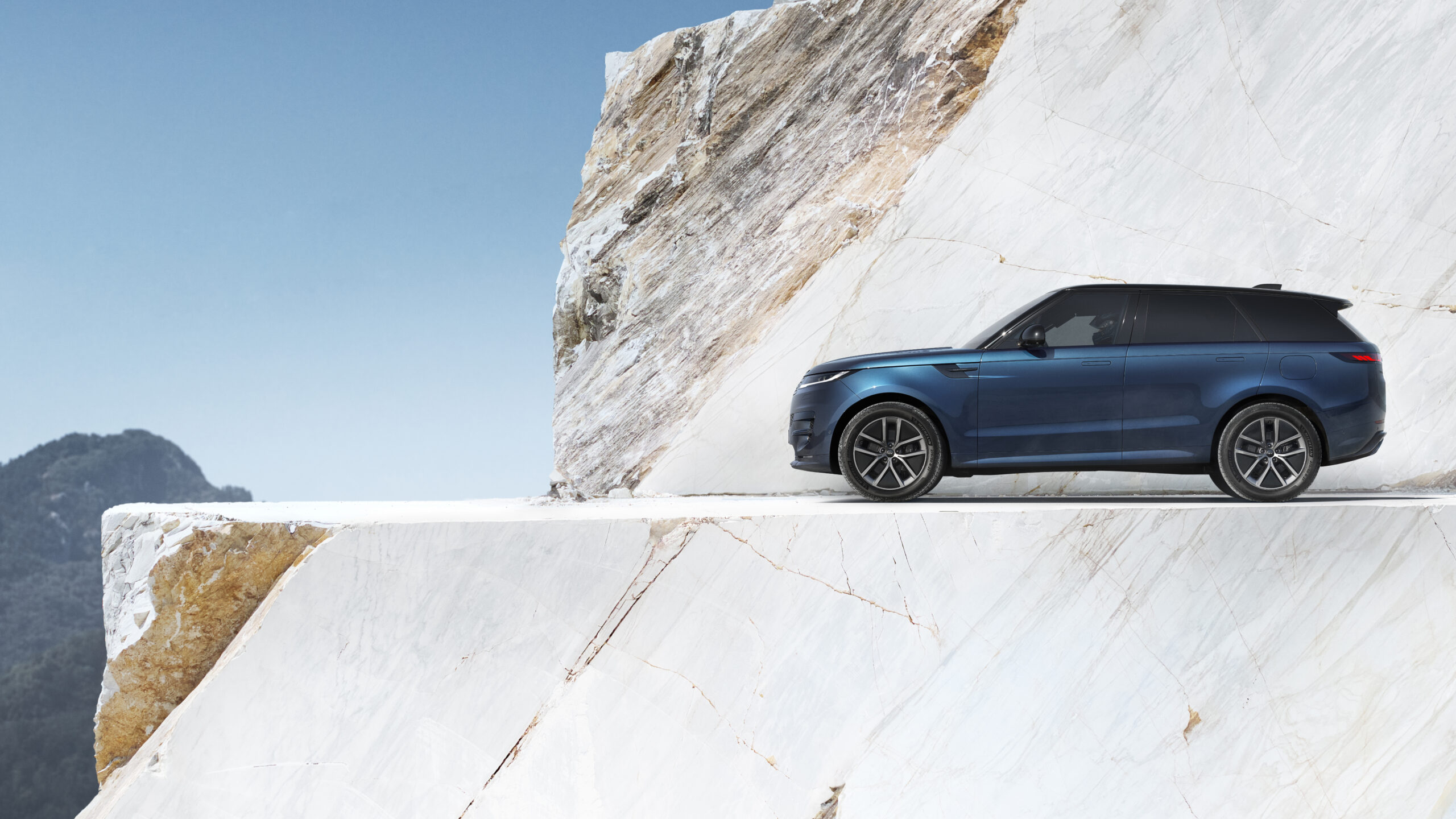 Range Rover Sport 首度導入純電動力 550PS 性能與 609km 續航同步登場　雙電動馬達輸出 850Nm 峰值扭力 0-100km/h 最快 4.5 秒｜800V 架構最快 10 分鐘補充 220km 續航｜台灣預售價 468 萬元起