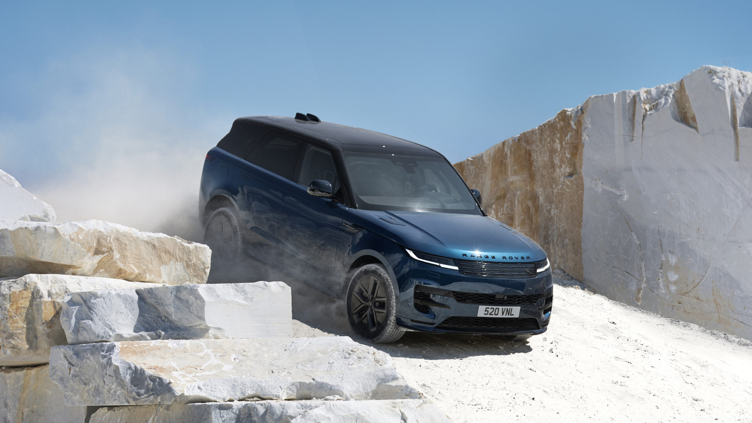 Range Rover Sport 首度導入純電動力 550PS 性能與 609km 續航同步登場　雙電動馬達輸出 850Nm 峰值扭力 0-100km/h 最快 4.5 秒｜800V 架構最快 10 分鐘補充 220km 續航｜台灣預售價 468 萬元起