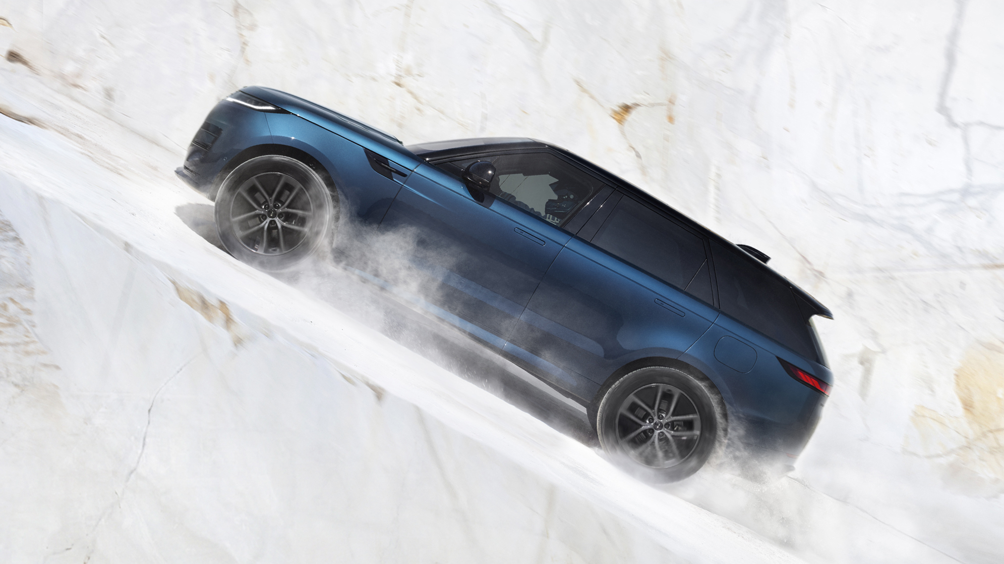 Range Rover Sport 首度導入純電動力 550PS 性能與 609km 續航同步登場　雙電動馬達輸出 850Nm 峰值扭力 0-100km/h 最快 4.5 秒｜800V 架構最快 10 分鐘補充 220km 續航｜台灣預售價 468 萬元起