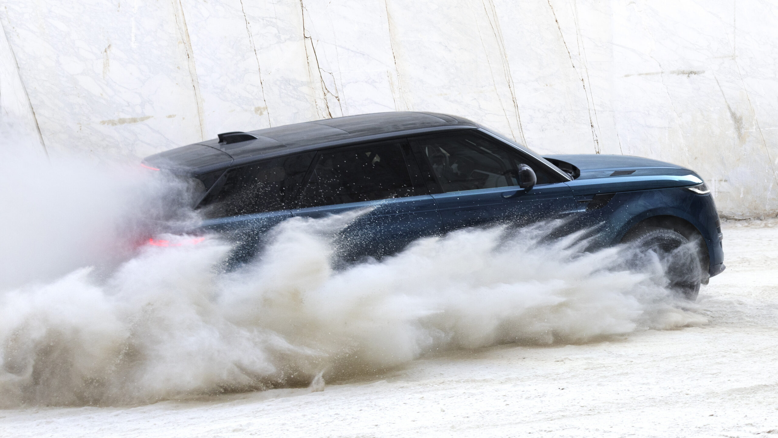 Range Rover Sport 首度導入純電動力 550PS 性能與 609km 續航同步登場　雙電動馬達輸出 850Nm 峰值扭力 0-100km/h 最快 4.5 秒｜800V 架構最快 10 分鐘補充 220km 續航｜台灣預售價 468 萬元起