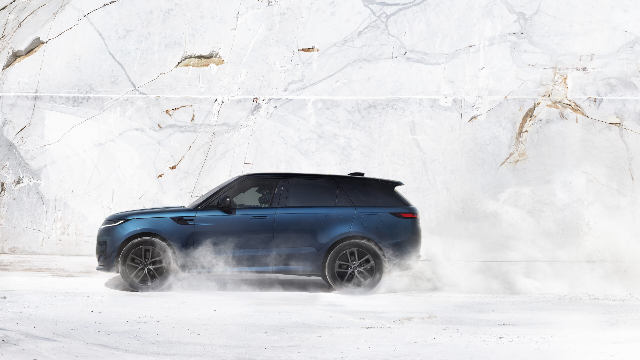 Range Rover Sport 首度導入純電動力 550PS 性能與 609km 續航同步登場　雙電動馬達輸出 850Nm 峰值扭力 0-100km/h 最快 4.5 秒｜800V 架構最快 10 分鐘補充 220km 續航｜台灣預售價 468 萬元起