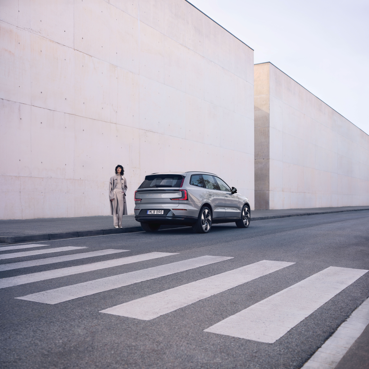 Volvo EX90 純電旗艦正式登台 800V 架構、 254 TOPS 算力與全境安全科技　SPA2 平台打造　10% 至 80% 充電僅需 22 分鐘　四車型 295 萬元起