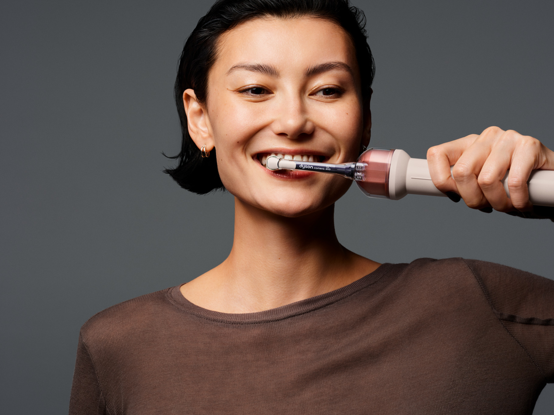 再拓全新領域！Dyson CameraJet&trade; 微鏡噴射電動牙刷全球發表　十年研究成果正式問世　首款搭載鏡頭的牙刷，整合沖牙、刷牙與漱口，打造全新「沖、刷、漱」潔牙體驗 @3C 達人廖阿輝