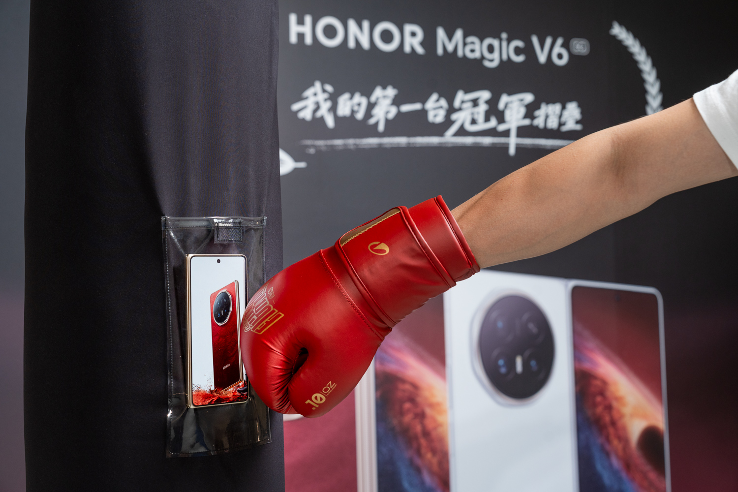 HONOR Magic V6 旗艦摺疊登台 主打耐用、續航與影像全面升級　同級最大 6660mAh 電量、 6400 萬畫素潛望長焦　首月購機優惠總價最高近 6 萬元