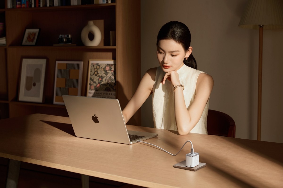 Anker 整合五大品牌　AI 螢幕充電器登場　智慧辨識 iPhone 機型、動態調整充電功率　螢幕即時掌握功率、溫度與電量　A121D 45W 螢幕充電器主打護機模式　四大通路同步推出換機季優惠