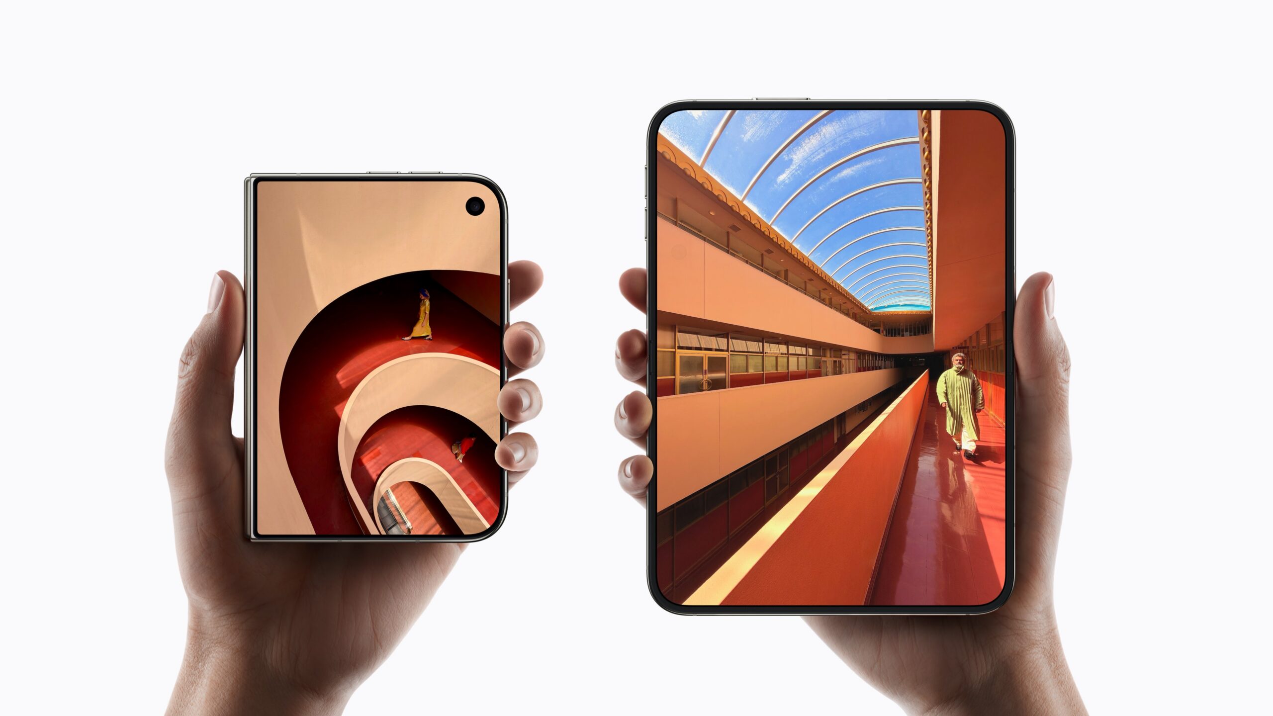 iPhone Duo 的 5.4 吋外螢幕與 7.6 吋內螢幕比較