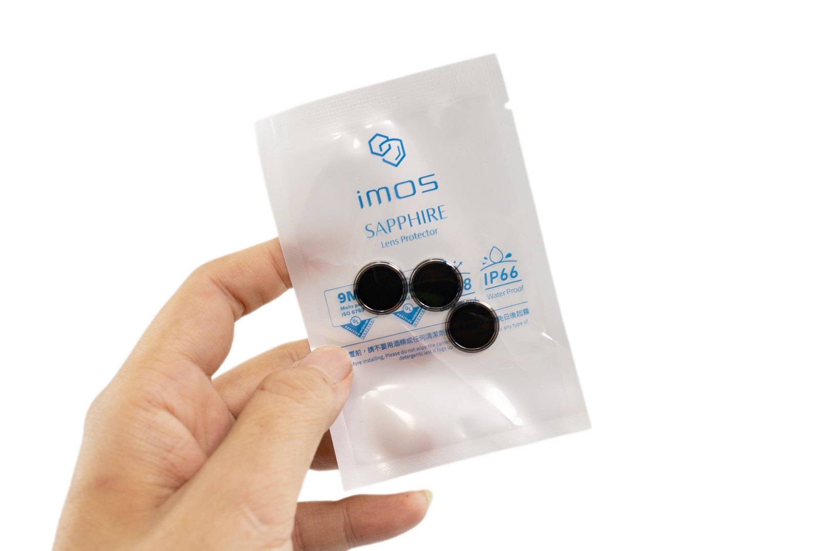 iMOS Sapphire 藍寶石鏡頭保護鏡實拍，包裝上可見產品系列與防護標示。
