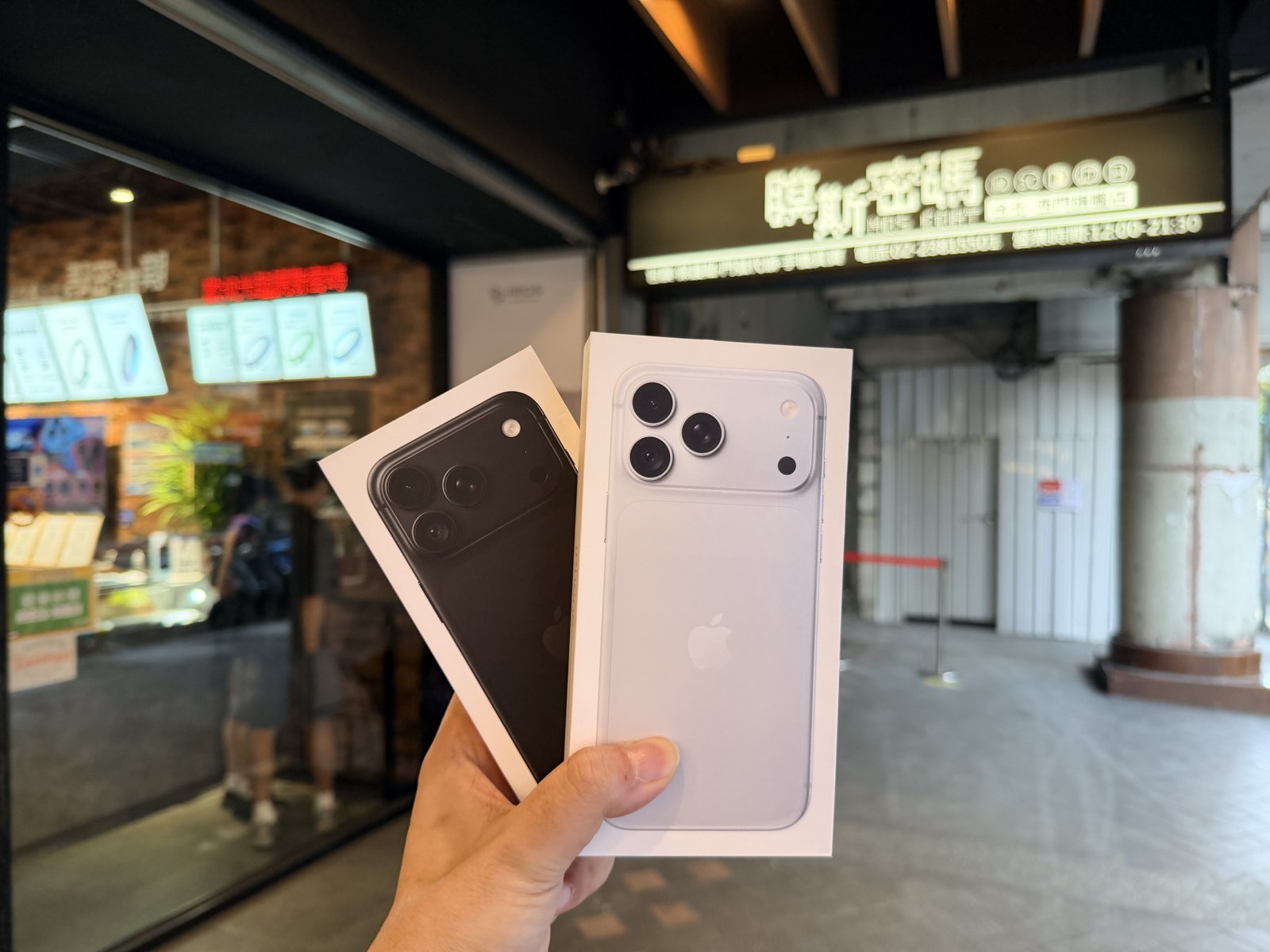 帶著兩台新 iPhone 來到西門膜斯密碼，延續每年換機先準備保護的習慣。