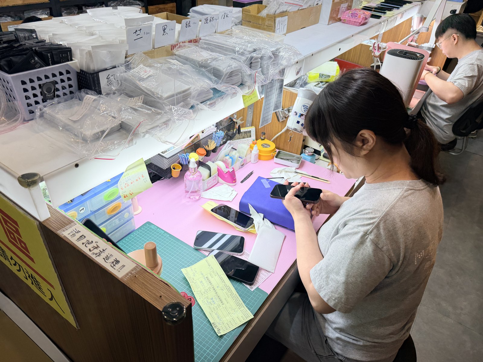 現場施工紀錄：保護貼的清潔、對位與邊緣處理，交給熟悉的師傅。