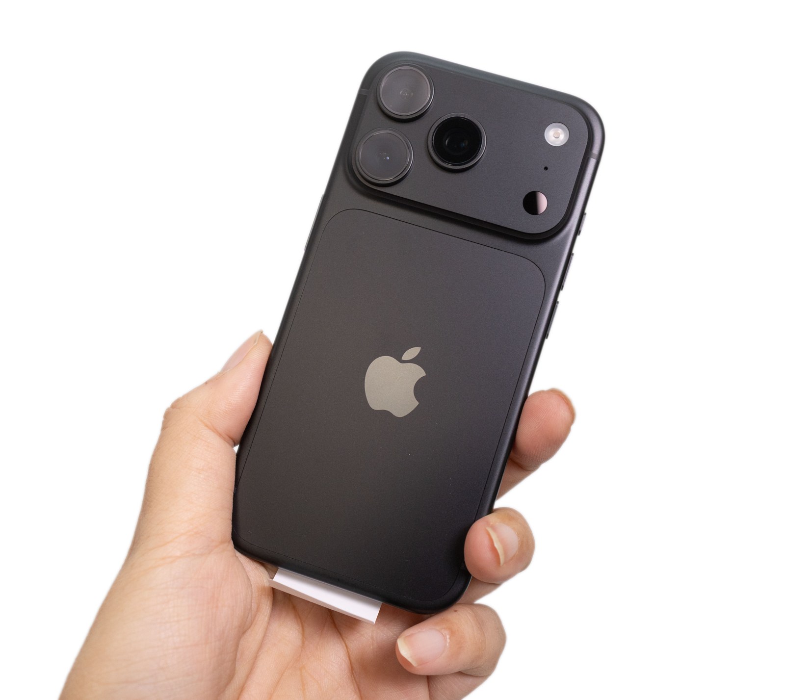 iPhone 18 Pro 機背與相機模組手持實拍
