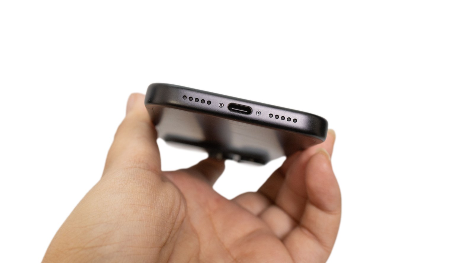 iPhone 18 Pro 底部 USB-C 連接埠實拍