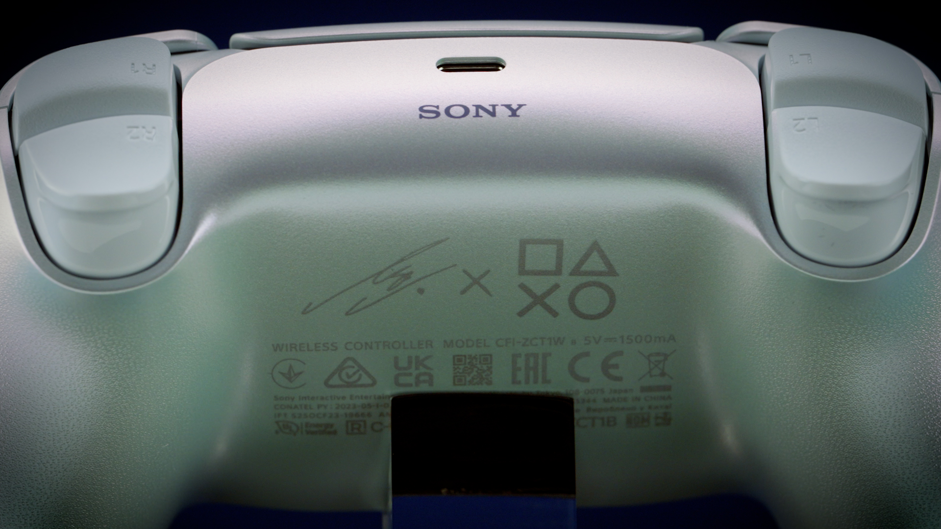 Lisa 攜手 PlayStation 推出限量版 DualSense 無線控制器 10 月 2 日開放預購 融入瀏海、雙眼、星星與「LL」等個人標誌元素 Lisa 攜手 PlayStation 推出限量版 DualSense 無線控制器 10 月 2 日開放預購 融入瀏海、雙眼、星星與「LL」等個人標誌元素