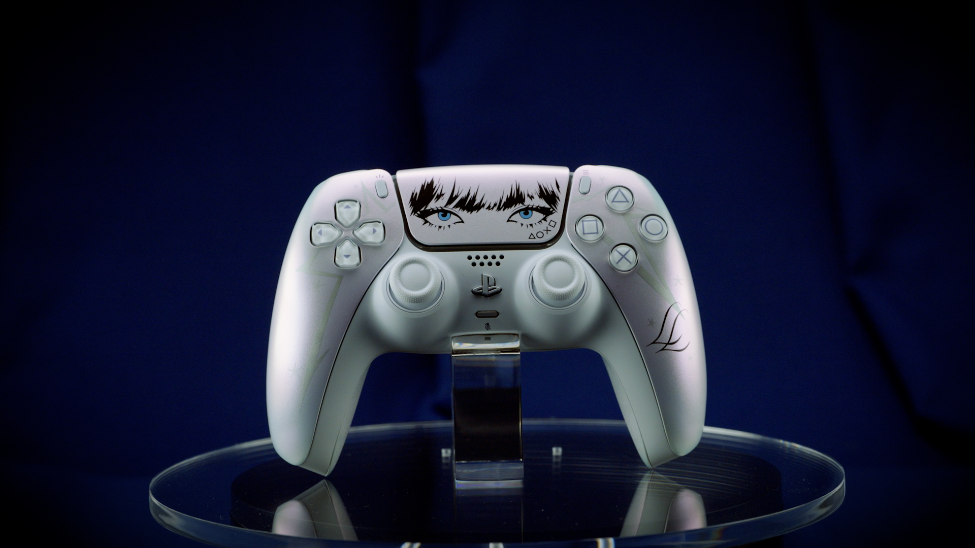 Lisa 攜手 PlayStation 推出限量版 DualSense 無線控制器 10 月 2 日開放預購 融入瀏海、雙眼、星星與「LL」等個人標誌元素 Lisa 攜手 PlayStation 推出限量版 DualSense 無線控制器 10 月 2 日開放預購 融入瀏海、雙眼、星星與「LL」等個人標誌元素