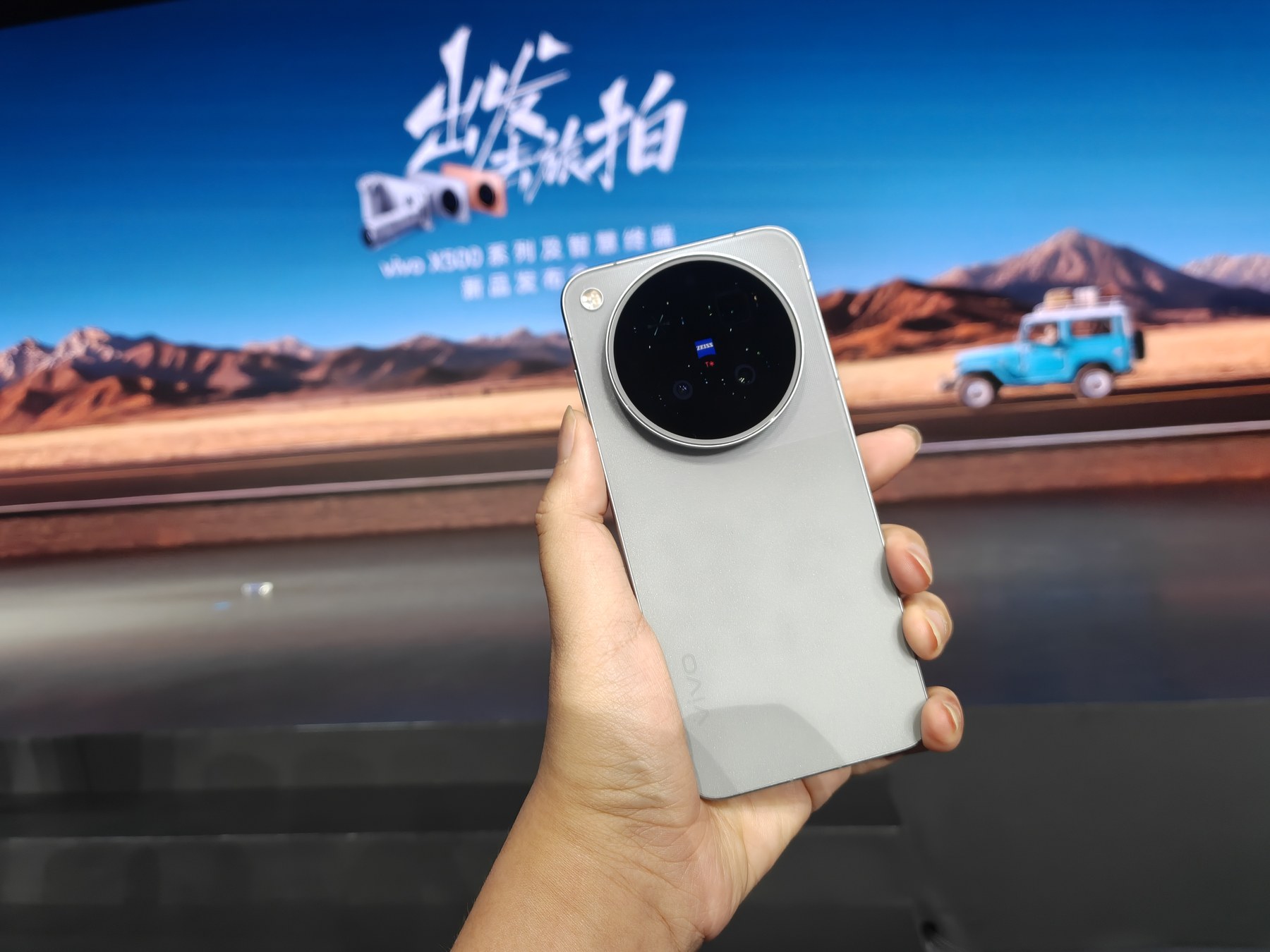 現場初步體驗後，我最想先驗證的是長焦穩定度、逆光動態範圍與 4K 240fps 的實際完成度。