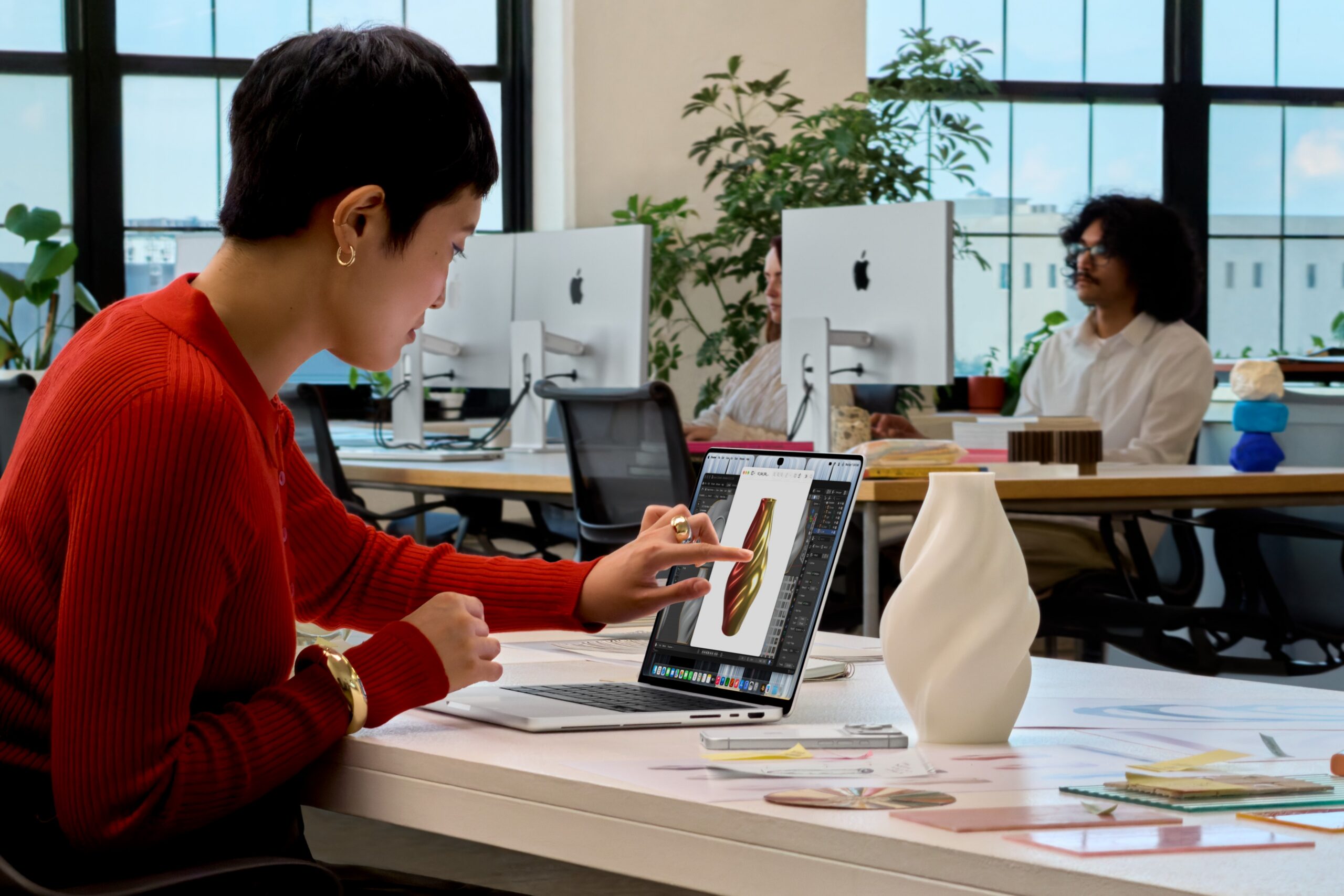 設計師直接觸控 MacBook Pro 螢幕操作花瓶 3D 模型