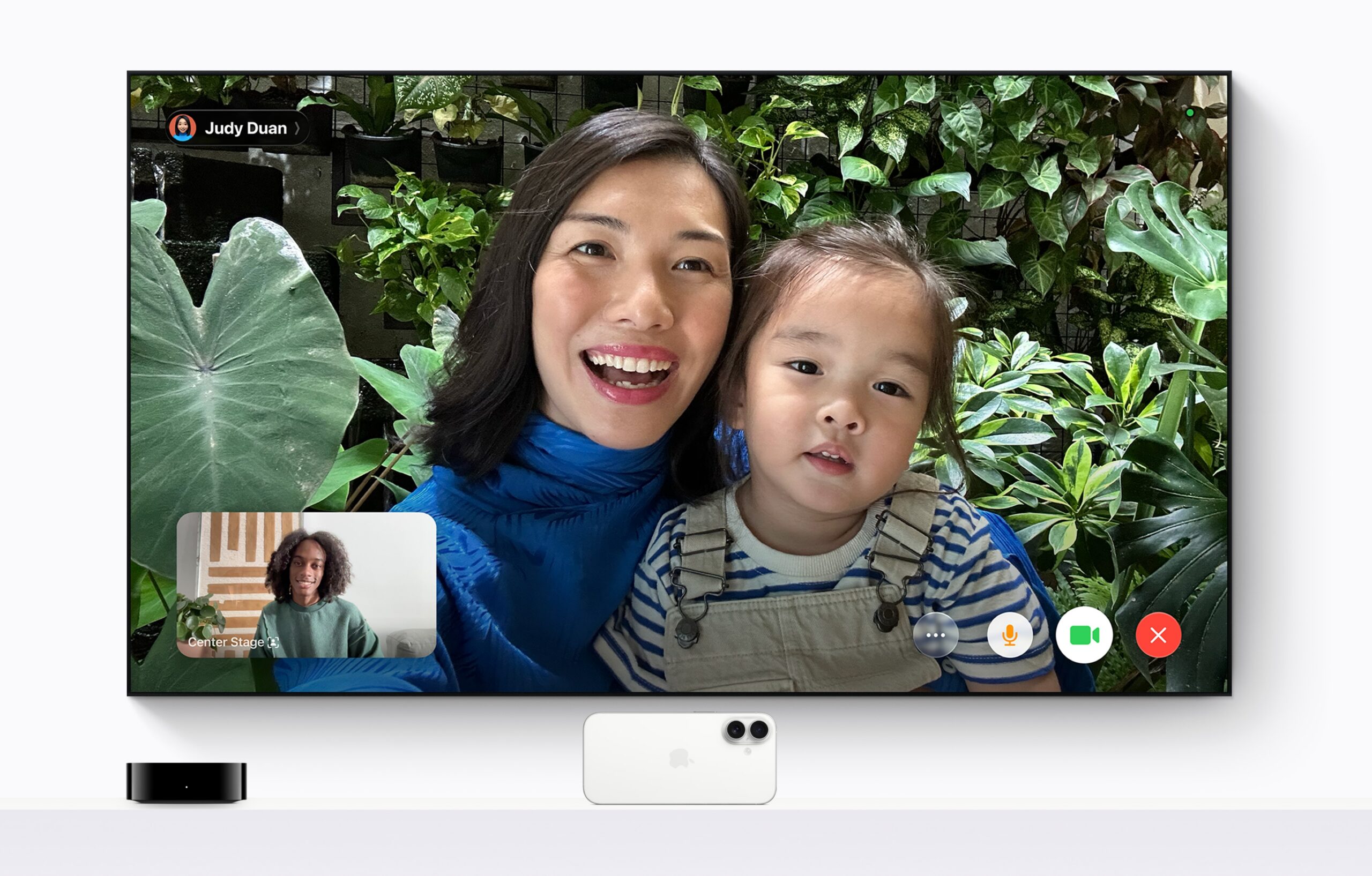 Apple TV 4K 搭配 iPhone 接續互通相機進行 FaceTime