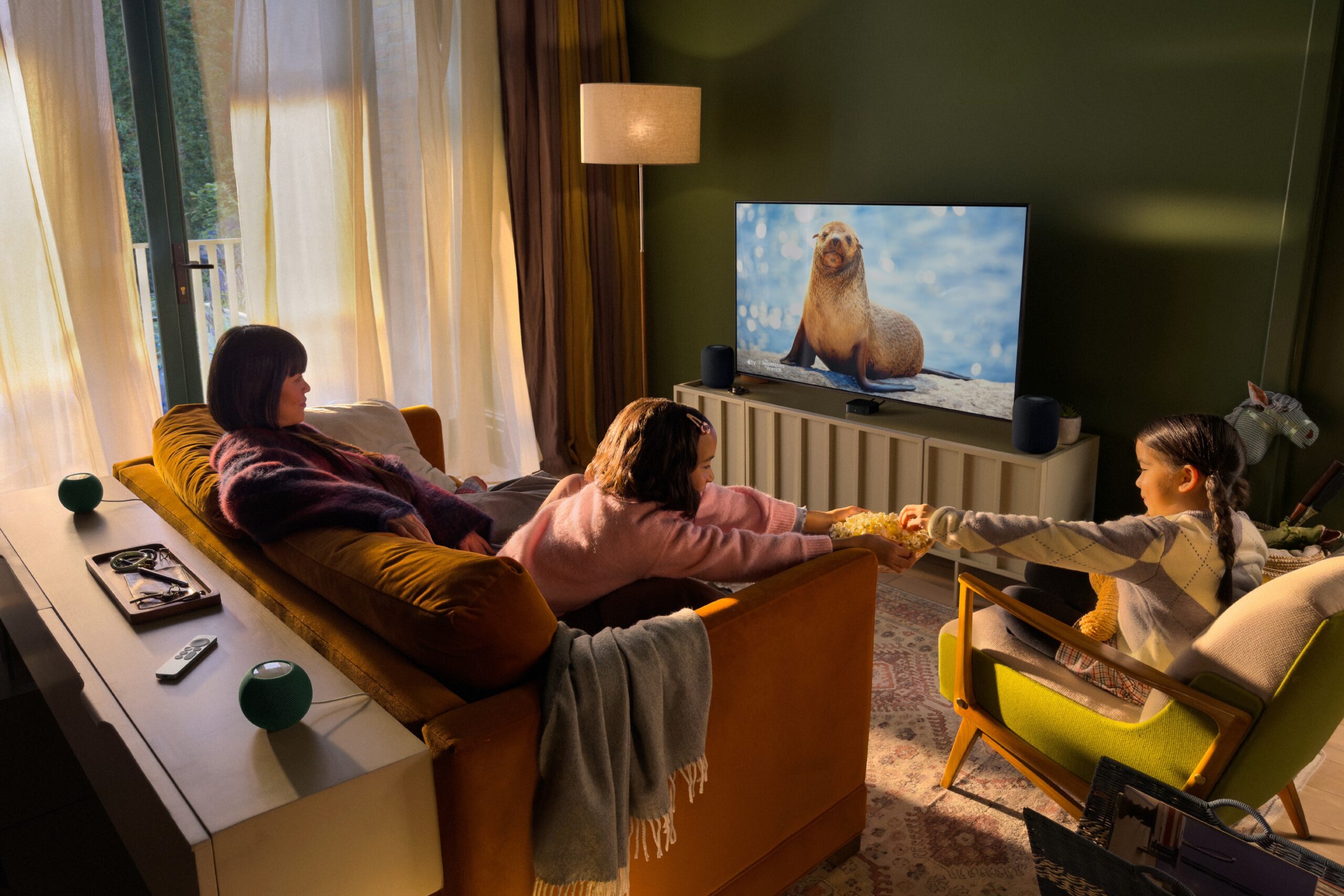 Apple TV 4K 與 HomePod 喇叭的客廳觀影情境