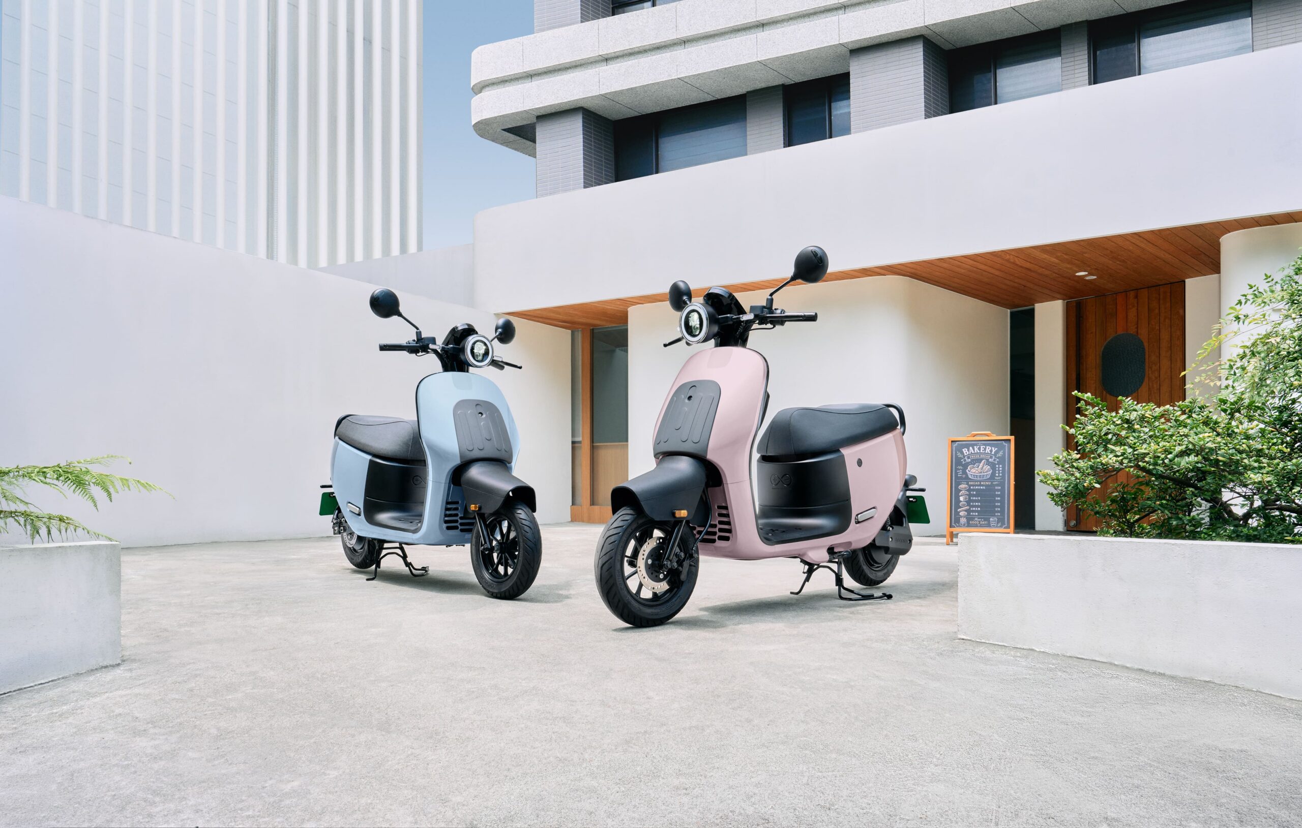 Gogoro 年度壓軸優惠開跑！三大明星車款最高送 6,000 元配件購物金、月付 168 元起　萬元電動機車補助進入倒數！Gogoro Luna 、 EZZY 500 、 EZZY 限時優惠登場，熱銷配件最低 4 折，再享玩具總動員限定好禮