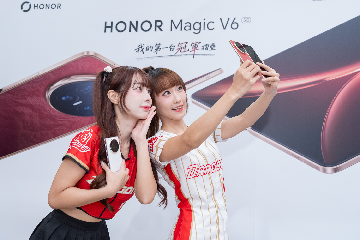 HONOR 力挺味全龍征戰 2026 台灣大賽　「Run For HONOR」號召萬人大巨蛋熱血應援　Magic V6「丹霞紅」攜手味全龍掀起應援紅潮　上市首日人潮湧現　HONOR Magic V6 即日起購機最高享近 5 萬元回饋　頂級三防機 HONOR 600S 同步開賣