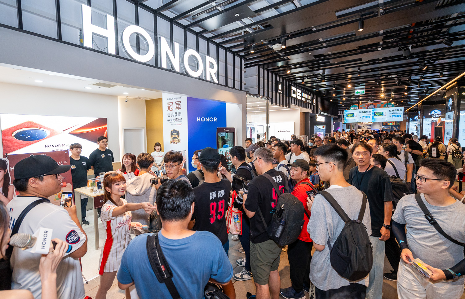 HONOR 力挺味全龍征戰 2026 台灣大賽　「Run For HONOR」號召萬人大巨蛋熱血應援　Magic V6「丹霞紅」攜手味全龍掀起應援紅潮　上市首日人潮湧現　HONOR Magic V6 即日起購機最高享近 5 萬元回饋　頂級三防機 HONOR 600S 同步開賣